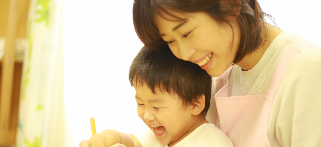 保育者と笑い合う